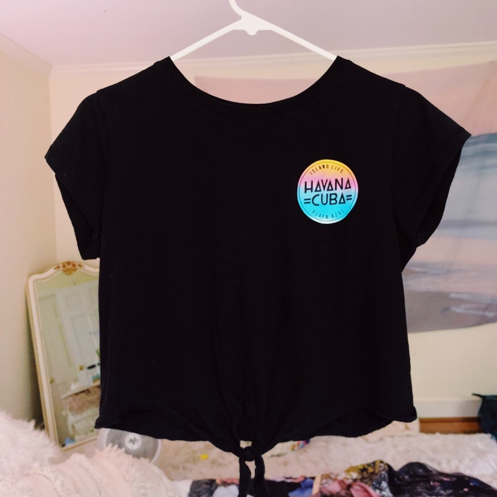 Black cropped tee